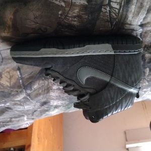 NIKE Wedge Heel Sneakers in green graphic design. Like new. Size: US 5